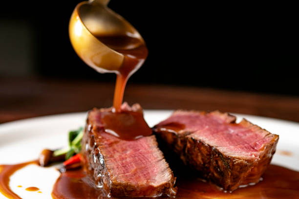 говядина на гриле стейк филе миньон средний редкий для демигласного соуса - steak filet mignon beef fillet steak стоковые фото и изображения