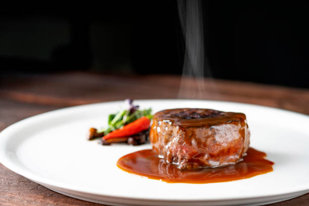 grillowany stek z polędwicy wołowej na białym talerzu podawany jest z sosem demiglas - filet mignon fillet steak dinner zdjęcia i obrazy z banku zdjęć