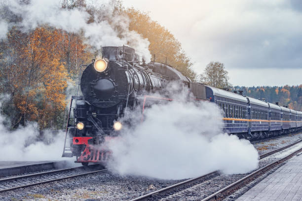 el tren de vapor retro sale de la estación. - 2605 fotografías e imágenes de stock