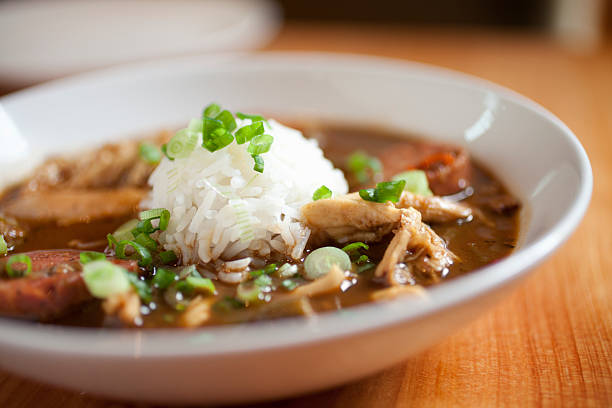 gumbo mit hühnchen - chicken gumbo stock-fotos und bilder