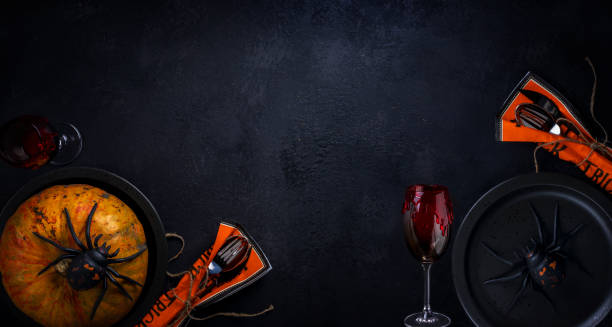 上に黒い怖いクモ、赤い血まみれの汚れとガラスとプレート上のハロウィーンのパーティーの背景の概念。 - glass autumn halloween food ストックフォトと画像