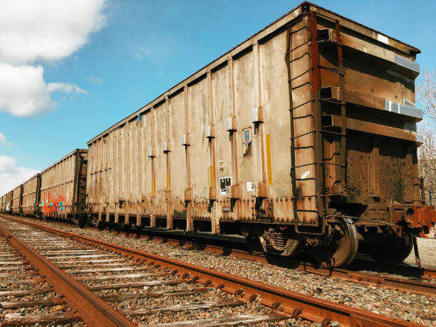 auf gleisen trainieren - railroad siding stock-fotos und bilder