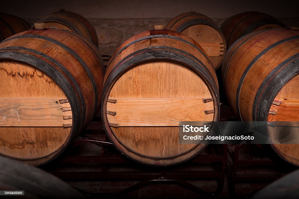 Barriles de vino en bodega de antigüedad - Foto de stock de Agricultura libre de derechos