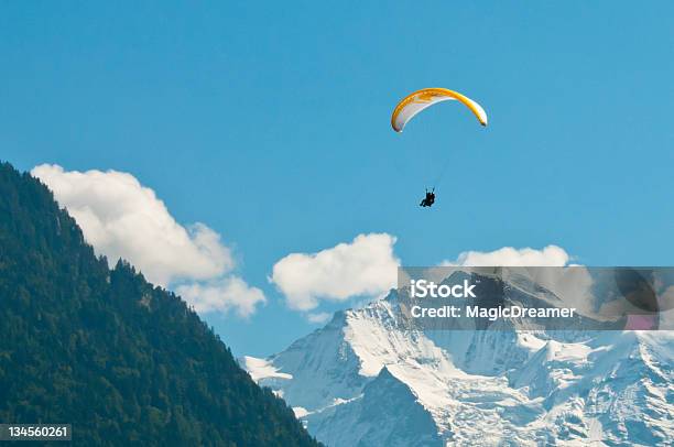 Foto de Parapente Nos Alpes Suíços e mais fotos de stock de Interlaken - Suíça - Interlaken - Suíça, Paraglider, Suíça