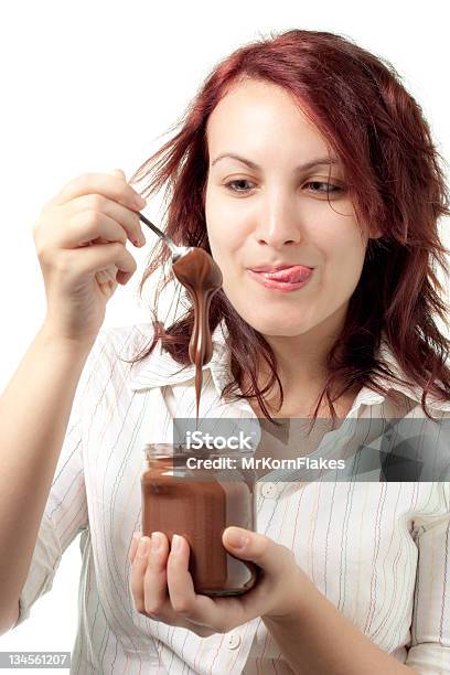 Donna Con Crema Di Cioccolato - Fotografie stock e altre immagini di Cioccolato - Cioccolato, Panna, Barattolo di vetro