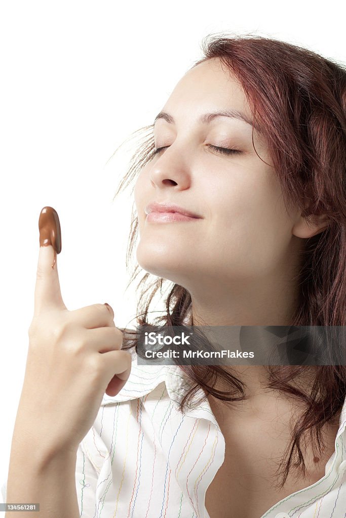 Donna con crema di cioccolato su un dito - Foto stock royalty-free di 20-24 anni