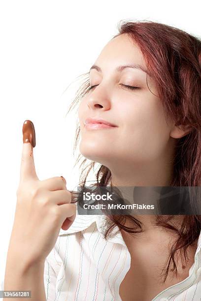 Donna Con Crema Di Cioccolato Su Un Dito - Fotografie stock e altre immagini di 20-24 anni - 20-24 anni, 25-29 anni, Adulto
