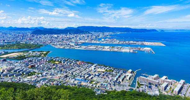 paisaje de la ciudad de takamatsu en la prefectura de kagawa japón - prefactura de kagawa fotografías e imágenes de stock