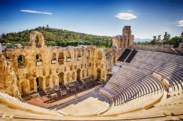 amphitheater der akropolis in athen, griechenland - athen stock-fotos und bilder