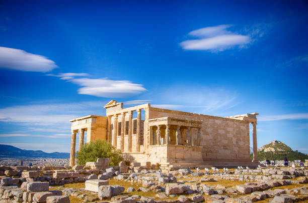 bela vista de erechtheion na acrópole, atenas, grécia - the erechtheum - fotografias e filmes do acervo