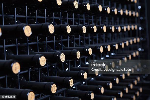 Rack De Polvo Botellas De Vino Foto de stock y más banco de imágenes de Bodega - Almacén - Bodega - Almacén, Bodega de vino, Sótano almacén
