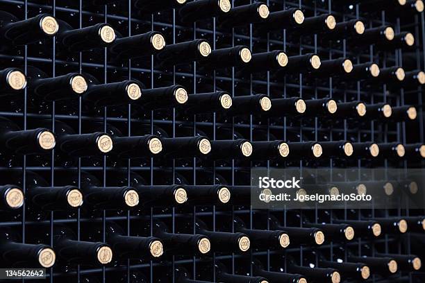 Rack De Polvo Botellas De Vino Foto de stock y más banco de imágenes de Botellero - Botellero, Comunidad Autónoma de Castilla y León, Vinicultura