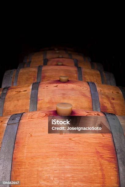 Barriles De Vino En Bodega De Antigüedad Foto de stock y más banco de imágenes de Comunidad Autónoma de Castilla y León - Comunidad Autónoma de Castilla y León, Industria, Agricultura