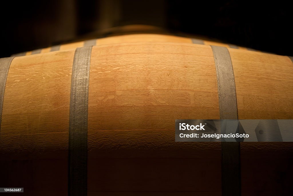 Cilindro de vinos en una bodega de antigüedad. Primer plano - Foto de stock de Anticuado libre de derechos