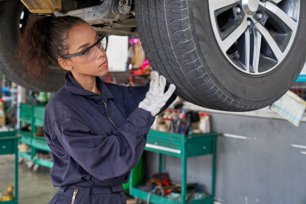 istock Female engineer fix or check tire and wheel car with hydraulic l 1345631316