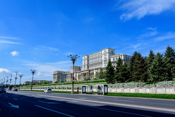 дворец парламента, также известный как народный дом (casa popoprului) на площади конституции - constitutiei стоковые фото и изображения