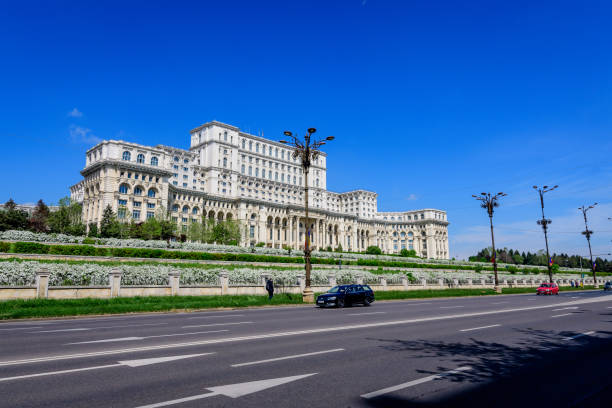 дворец парламента, также известный как народный дом (casa popoprului) на площади конституцией - constitutiei стоковые фото и изображения