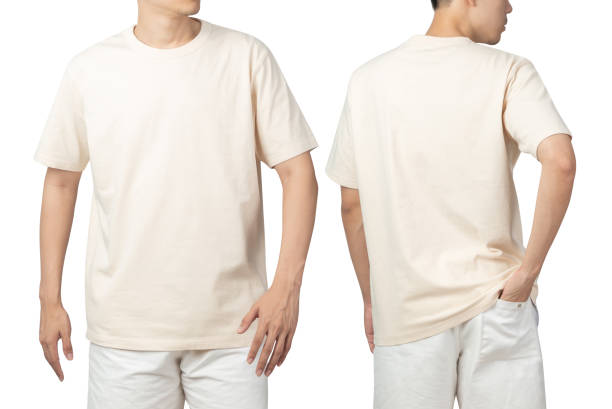 空白のベージュのtシャツモックアップの若い男は、クリッピングパスで白い背景に隔離されたデザインテンプレートとして使用され、前面と背面 - back to front ストックフォトと画像