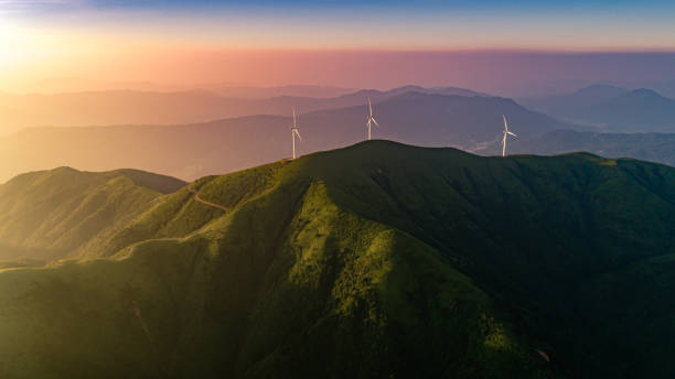 großflächige windkrafterzeugung in berggebieten - windkraftanlage stock-fotos und bilder