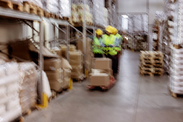 ボックスの移動 - working retirement blurred motion distribution warehouse ストックフォトと画像