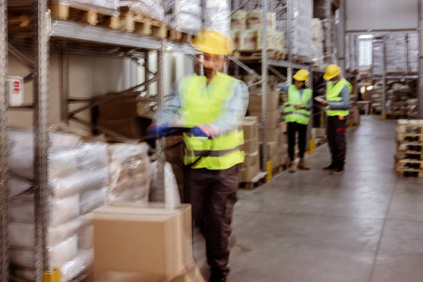 cajas móviles - working retirement blurred motion distribution warehouse fotografías e imágenes de stock