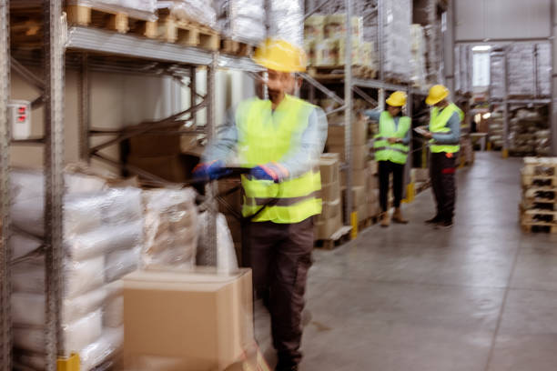 scatole mobili - working retirement blurred motion distribution warehouse foto e immagini stock