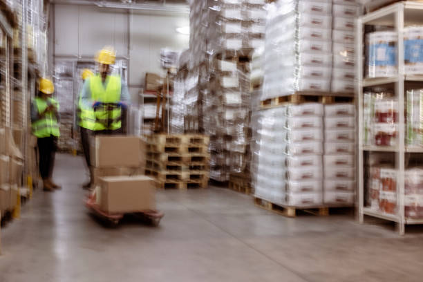 movimiento borroso del trabajador del almacén - working retirement blurred motion distribution warehouse fotografías e imágenes de stock