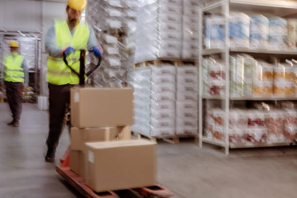 창고 작업자의 흐릿한 움직임 - working retirement blurred motion distribution warehouse 뉴스 사진 이미지
