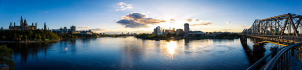 vista panorámica del río ottawa con la colina del parlamento de ottawa a un lado y la ciudad de gatineau al otro - ottawa river fotografías e imágenes de stock