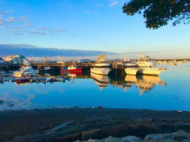 boats in plymouth harbor - massachusetts bay imagens e fotografias de stock