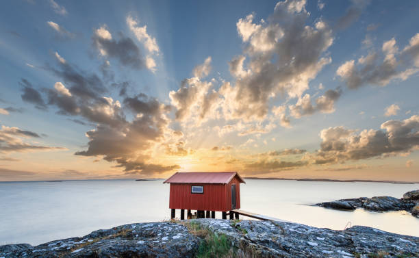 tramonto colorato sulla costa della svezia - stockholm built structure house sweden foto e immagini stock