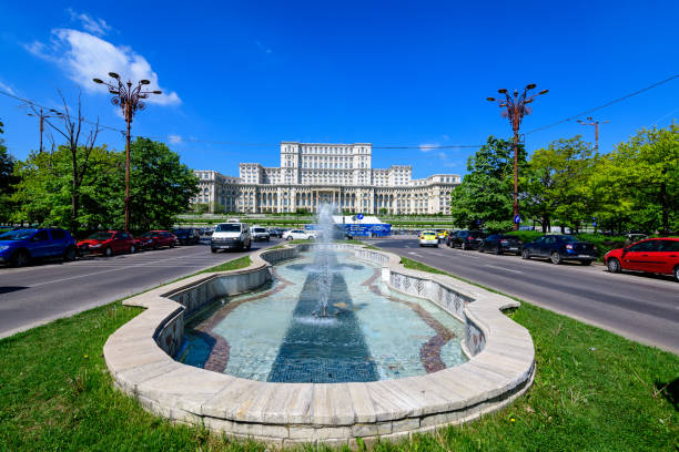 дворец парламента, также известный как народный дом (casa popoprului) на площади конституцией - constitutiei стоковые фото и изображения