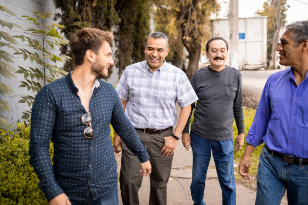 grupo de homens andando pela rua - mexico only men senior men mature men - fotografias e filmes do acervo