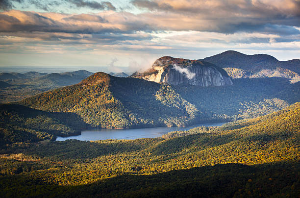 der table rock state park south carolina blue ridge mountains landschaft - wnc stock-fotos und bilder