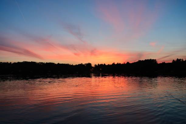 горячий розовый закат - coral water sunset usa стоковые фото и изображения
