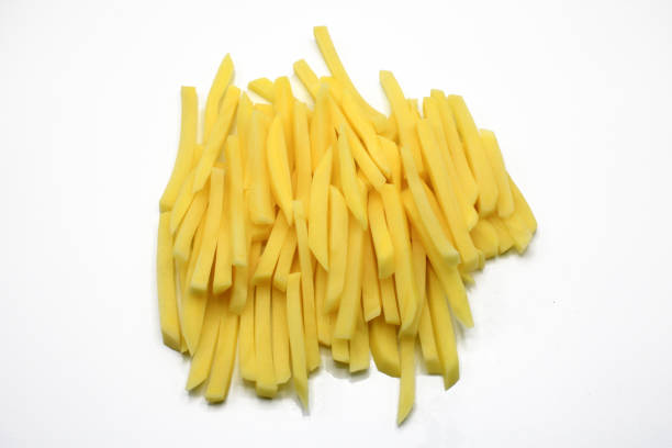 patatas cortadas en tiras aisladas sobre fondo blanco - french fries fast food french fries raw raw potato fotografías e imágenes de stock