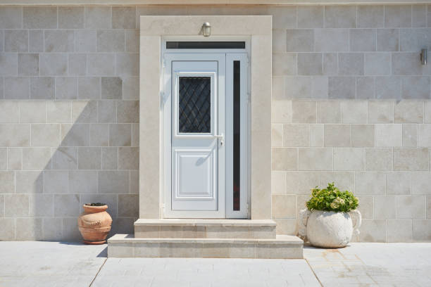 puerta de entrada blanca con cristal en la fachada de la casa - front stoop outdoors house contemporary fotografías e imágenes de stock