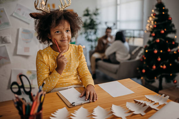 petite fille écrivant une lettre au père noël - post horn photos et images de collection