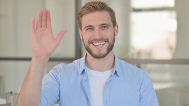 portrait d’un jeune homme créatif parlant lors d’un appel vidéo en ligne - 24422 photos et images de collection