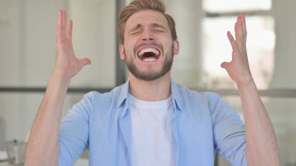 retrato de un joven creativo enojado gritando, gritando - 24409 fotografías e imágenes de stock