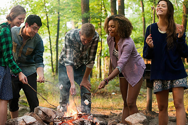 amis, cuisiner un feu de camp en forêt - camping friendship campfire fire photos et images de collection