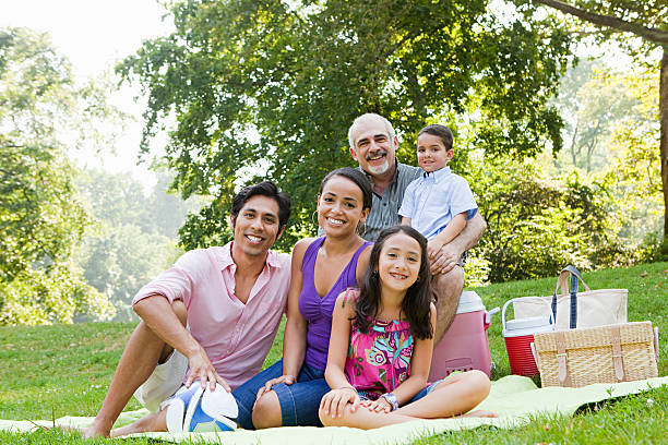 tres generaciones familia al picnic en el parque, retrato - child picnic smiling outdoors fotografías e imágenes de stock