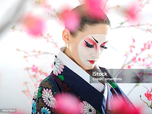 Artistico Ritratto Di Giappone Geisha Donna Con Makeup Creativo - Fotografie stock e altre immagini di Adulto