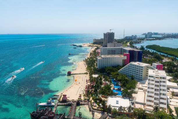 vista aérea de navios e barco com hotéis e resorts pelo mar - beach tourist resort mexico tropical climate - fotografias e filmes do acervo