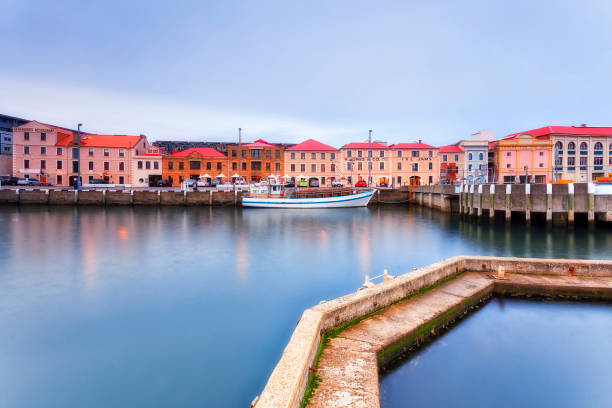 tas hobart boardwalk yacht wharf - tazmanya stok fotoğraflar ve resimler