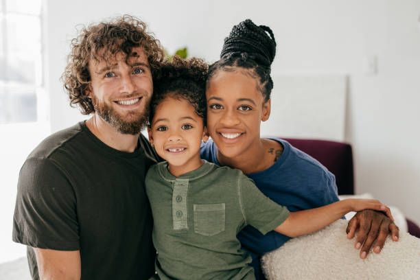 posiadanie domu wakacyjnego może być rzeczywistością - young family family portrait child zdjęcia i obrazy z banku zdjęć