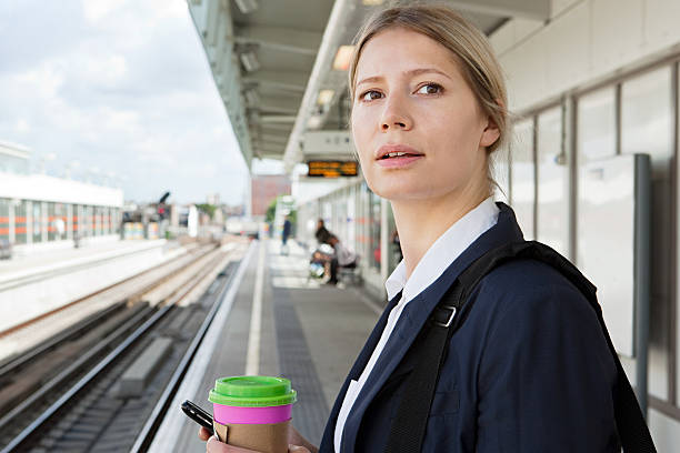 biznesmenka czekać na stacji kolejowej - caucasian businesswoman pensive shirt zdjęcia i obrazy z banku zdjęć