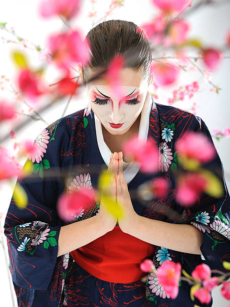 artystyczny portret japonii gejsza kobieta z kreatywnych makijaż - geisha kabuki japan japanese culture zdjęcia i obrazy z banku zdjęć