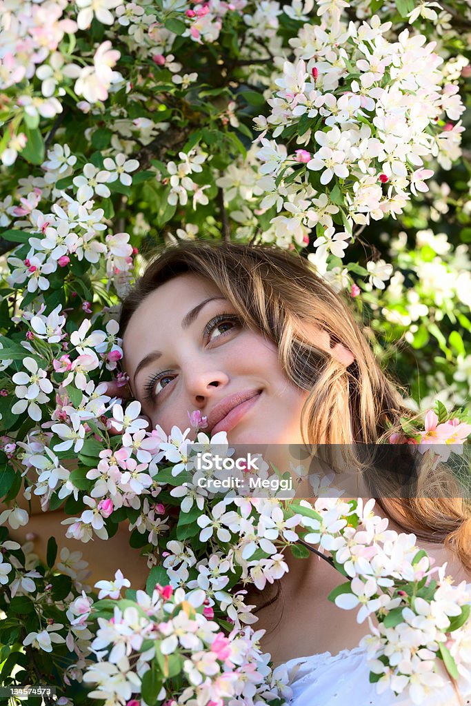 Mulher bonita em uma flor de Primavera - Royalty-free Adulto Foto de stock