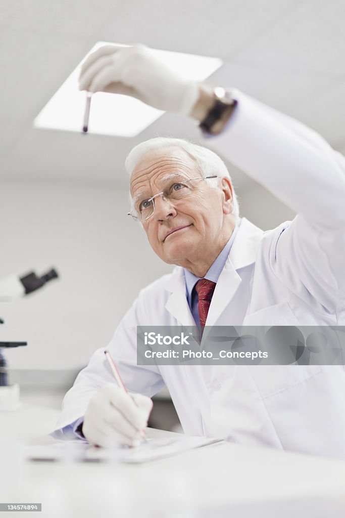Científico trabajando en laboratorio de patología - Foto de stock de Patólogo libre de derechos